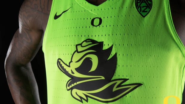 oregon-ducks-glow-in-dark-uniform.jpg